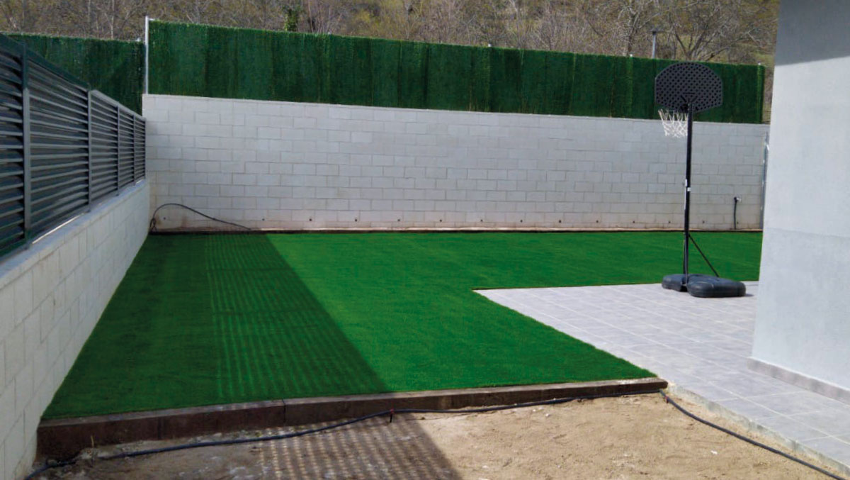 Cómo instalar césped artificial en la valla de tu jardín - TodoCESPED